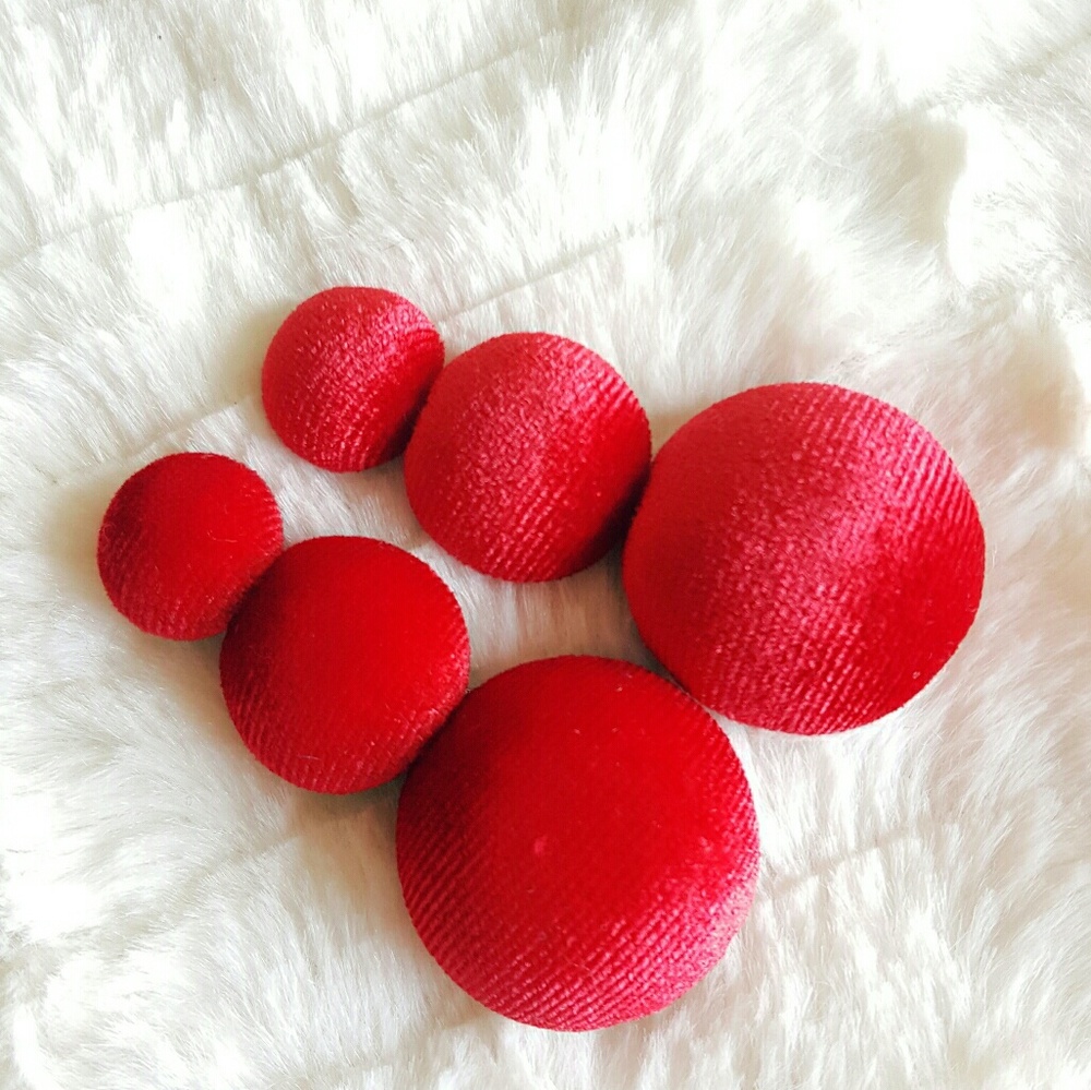 Zara earrings | red | velvet - Picture 3 of 3